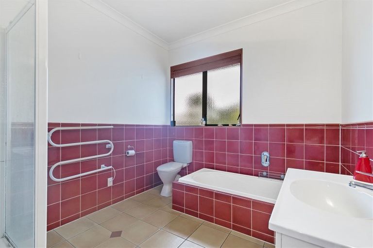 Photo of property in 23 Capri Place, Unsworth Heights, Auckland, 0632