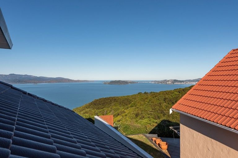 Photo of property in 38 Dress Circle, Newlands, Wellington, 6037