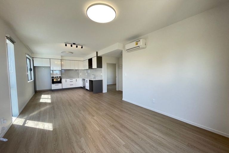 Photo of property in 5/13 Blockhouse Bay Road, Avondale, Auckland, 1026