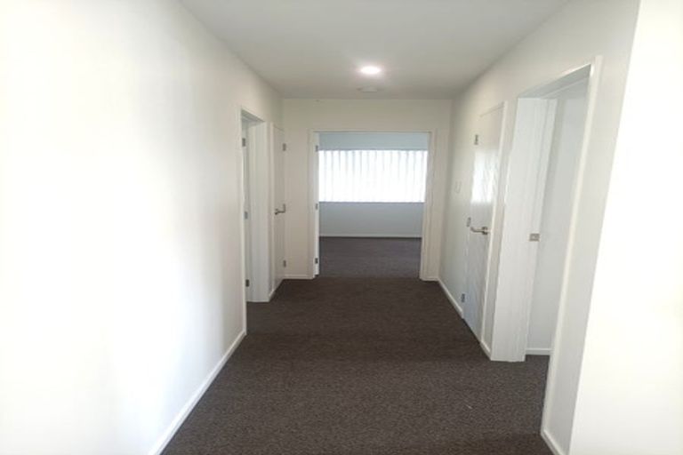 Photo of property in 27 Sheridan Drive, New Lynn, Auckland, 0600