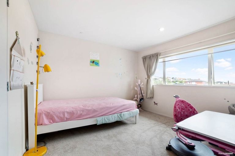 Photo of property in 17 Bintulu Place, Fairview Heights, Auckland, 0632