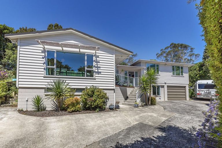 Photo of property in 15 Somerville Terrace, Tawa, Wellington, 5028