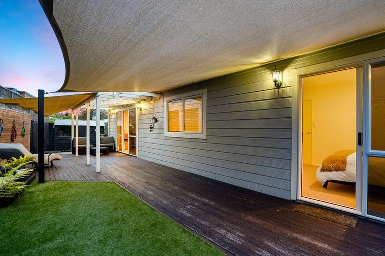 Photo of property in 2/74 Sunnynook Road, Sunnynook, Auckland, 0620