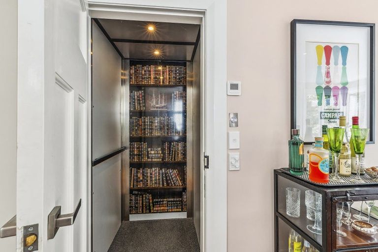 Photo of property in 19 Lower North Terrace, Kelburn, Wellington, 6012