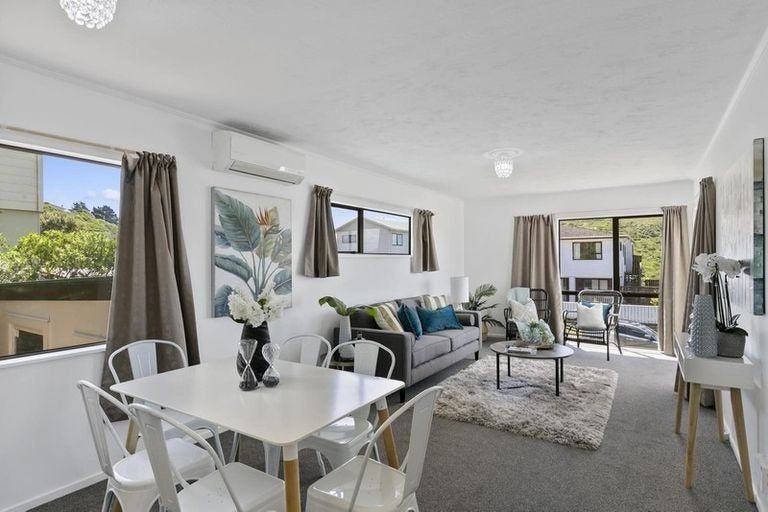 Photo of property in 11 Fernhaven Grove, Newlands, Wellington, 6037