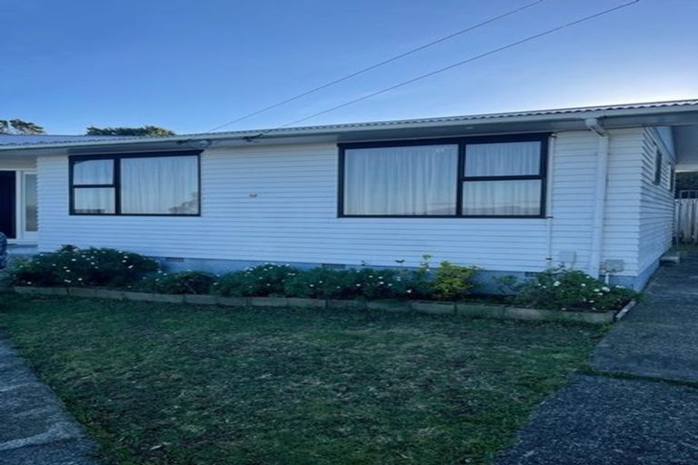 Photo of property in 39 Cotswold Crescent, Newlands, Wellington, 6037