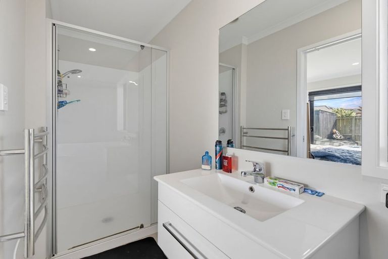Photo of property in 16 Opouatu Avenue, Glenbrook, 2681