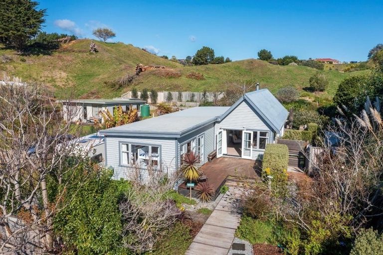 Photo of property in 52 Te Moana Road, Waikanae Beach, Waikanae, 5036