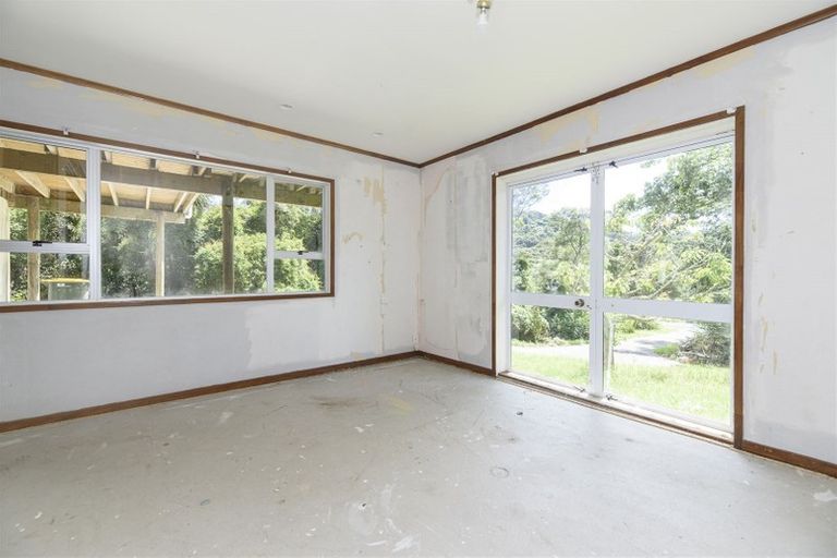 Photo of property in 46 Mountain Road, Henderson Valley, Auckland, 0612