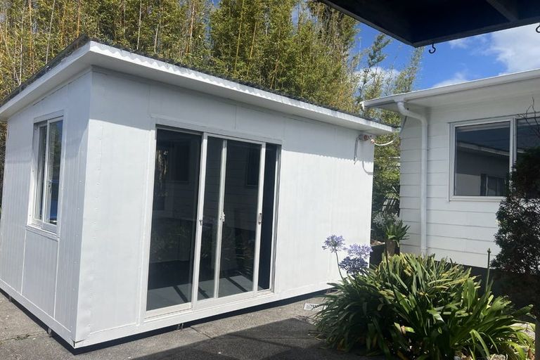 Photo of property in 9 Bishop Street, Green Bay, Auckland, 0604