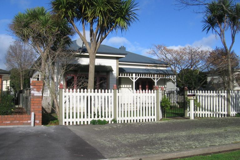 Photo of property in 16 Florence Avenue, Palmerston North, 4414