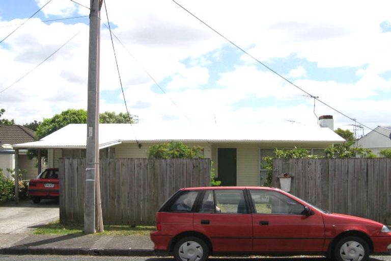 Photo of property in 1/23-25 Sunnyhaven Avenue, Beach Haven, Auckland, 0626