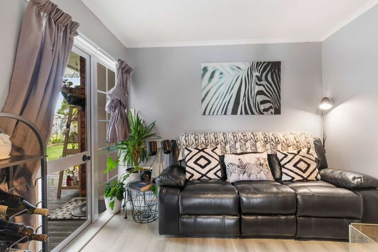 Photo of property in 5 Rosebank Avenue, Kelvin Grove, Palmerston North, 4414