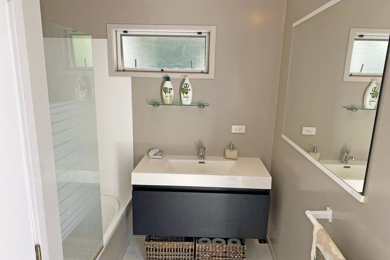 Photo of property in 18 Grand View Road, Leigh, 0985