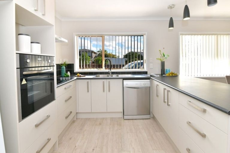 Photo of property in 2/24 Tamariki Avenue, Kelston, Auckland, 0602