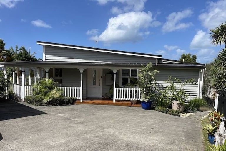 Photo of property in 2/2 Kiteroa Terrace, Rothesay Bay, Auckland, 0630