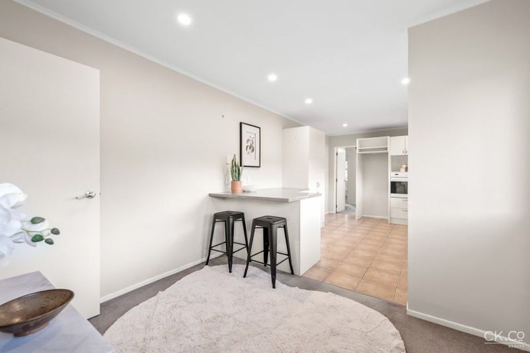 Photo of property in 17 King Charles Drive, Kingsley Heights, Upper Hutt, 5018