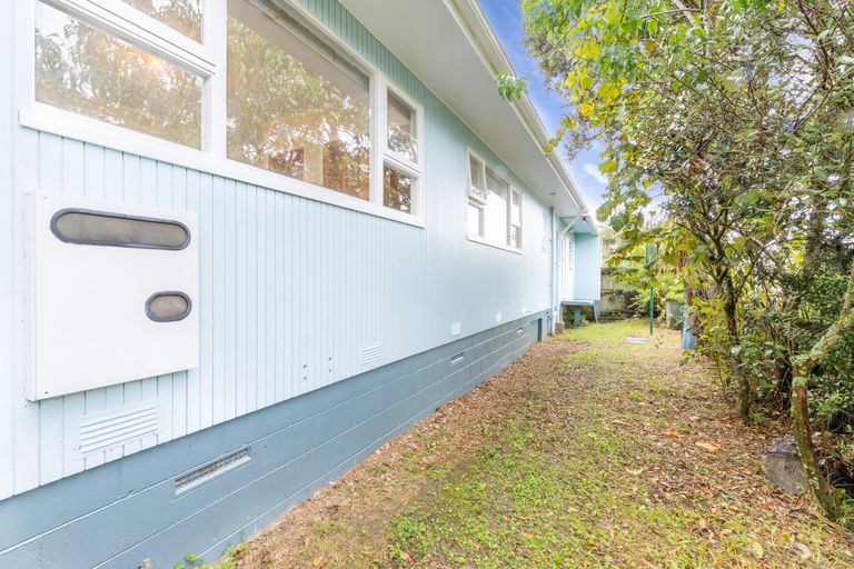 Photo of property in 1/7 Tallington Crescent, Torbay, Auckland, 0630