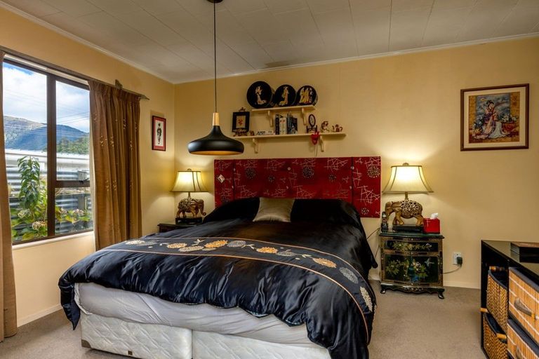 Photo of property in 102 Waikawa Road, Picton, 7220