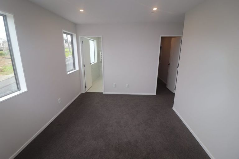 Photo of property in 2b Crystal Avenue, Te Atatu South, Auckland, 0602