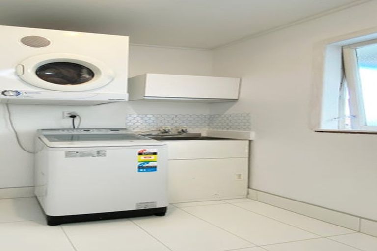 Photo of property in 93 Edgewater Drive, Pakuranga, Auckland, 2010