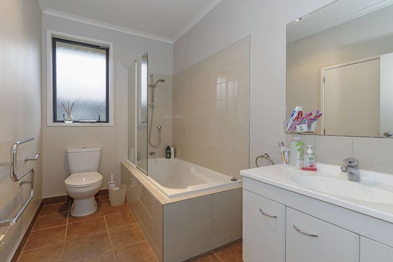 Photo of property in 77h Sturges Road, Henderson, Auckland, 0612