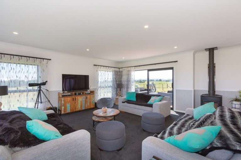 Photo of property in 71 Carrs Road, Urenui, 4377