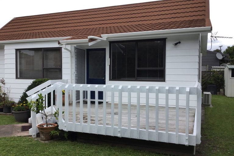 Photo of property in 1/7 Vardon Road, Green Bay, Auckland, 0604