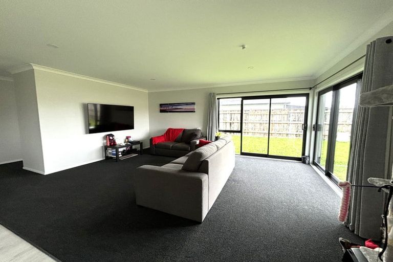 Photo of property in 8 Ash Close, Levin, 5510