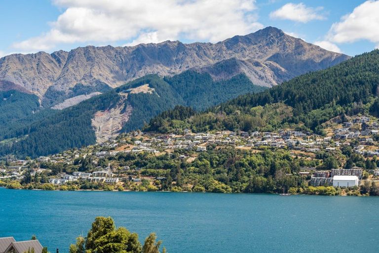 Photo of property in 6 Red Deer Rise, Kelvin Heights, Queenstown, 9300