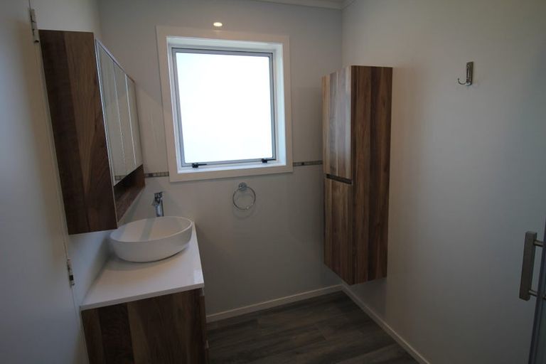 Photo of property in 14b Bayswater Place, Newlands, Wellington, 6037