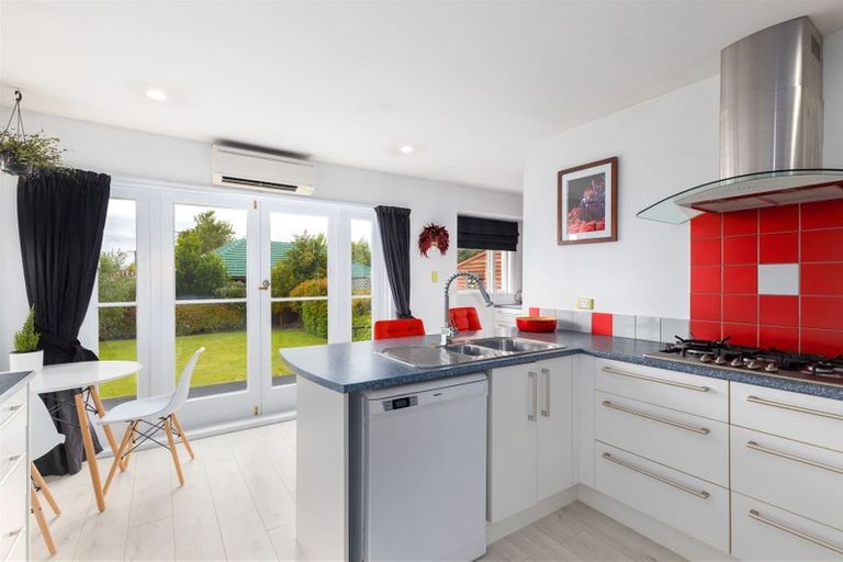 Photo of property in 262 Main North Road, Redwood, Christchurch, 8051