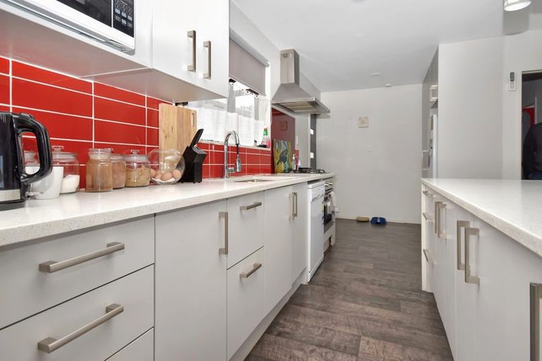 Photo of property in 7 Halloran Place, Massey, Auckland, 0614