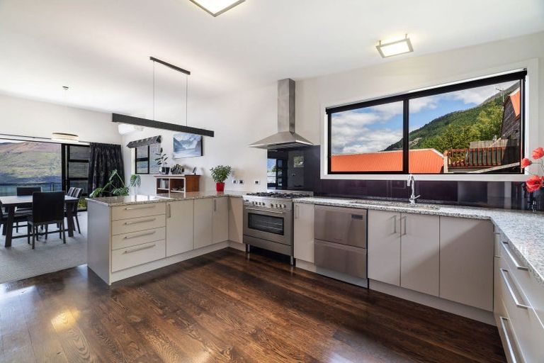 Photo of property in 70 Wynyard Crescent, Fernhill, Queenstown, 9300