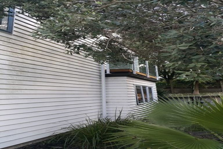 Photo of property in 121a Hobsonville Road, West Harbour, Auckland, 0618