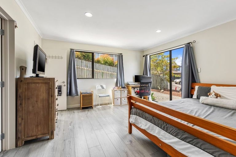 Photo of property in 12 Hilton Close, Fairview Heights, Auckland, 0632