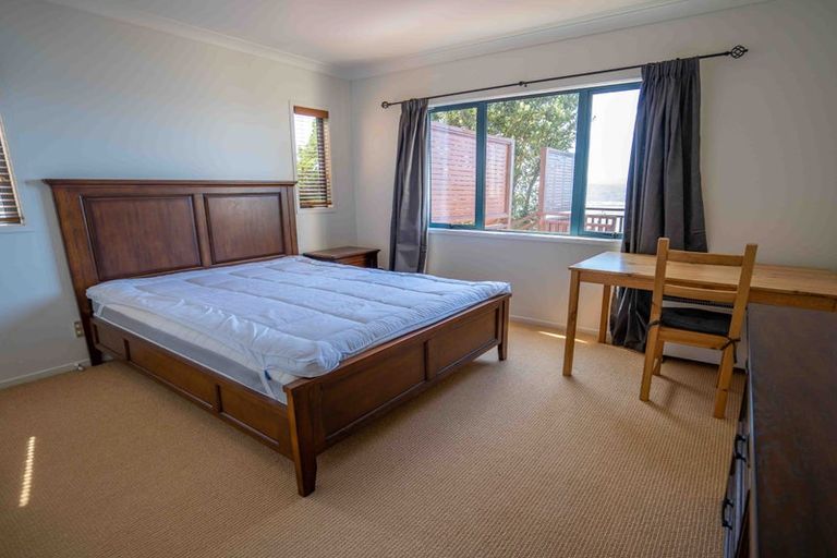 Photo of property in 40 Dress Circle, Newlands, Wellington, 6037