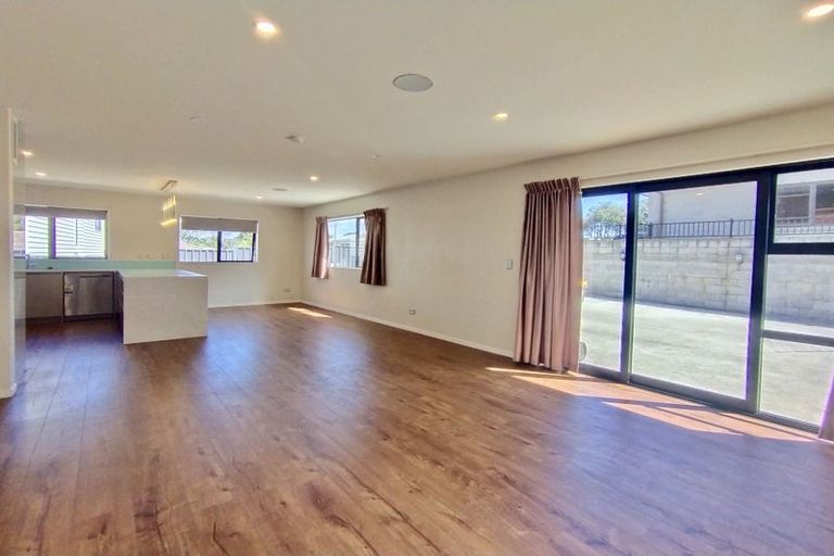 Photo of property in 3a Crystal Avenue, Glendene, Auckland, 0602