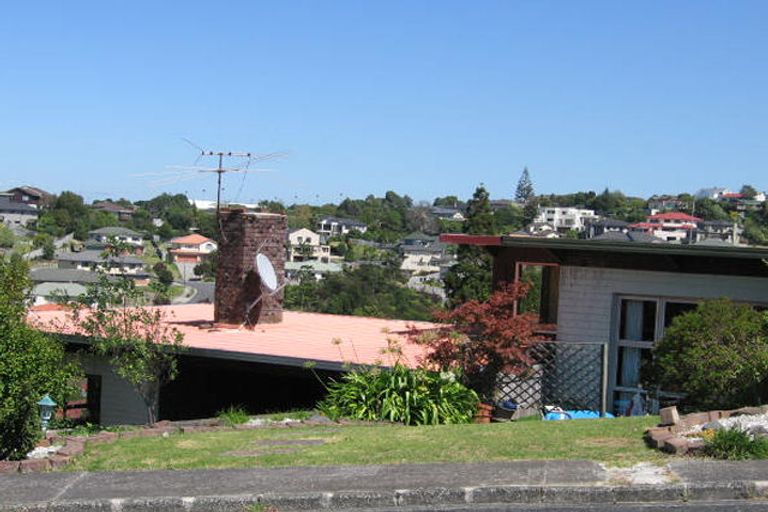 Photo of property in 15 Barker Rise, Northcross, Auckland, 0632