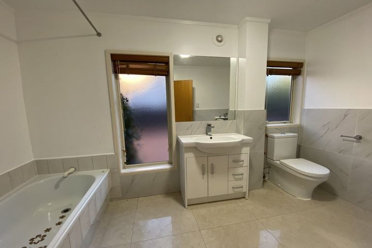 Photo of property in 8 Sanctuary Point, Sunnyhills, Auckland, 2010