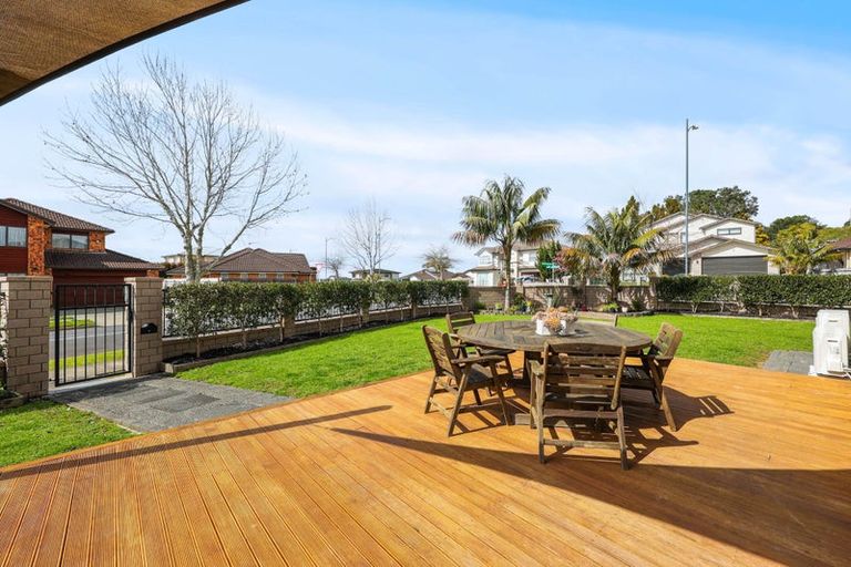 Photo of property in 111 Lake Panorama Drive, Henderson Valley, Auckland, 0612