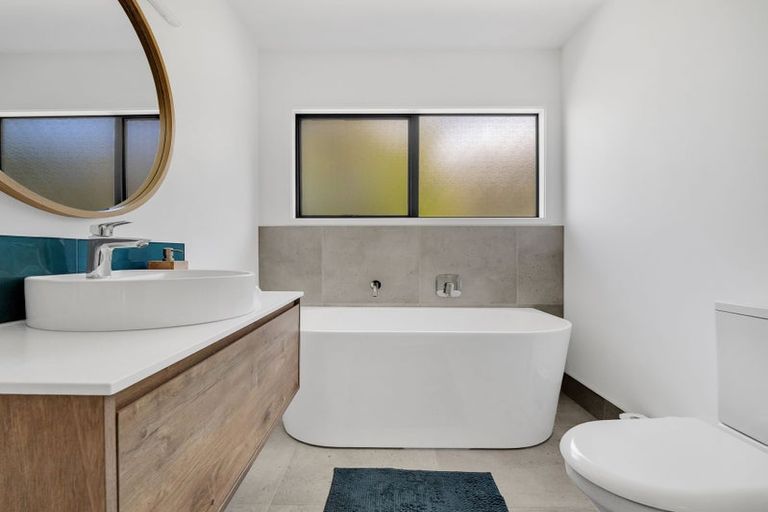 Photo of property in 64 Rhinevale Close, Henderson, Auckland, 0612