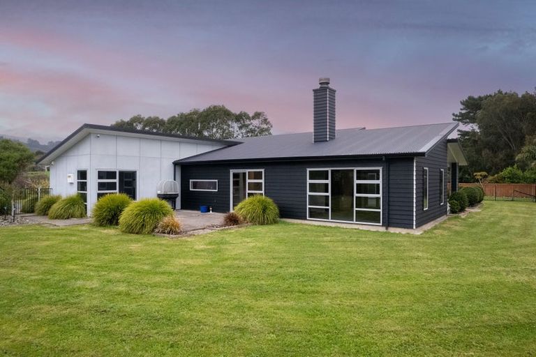 Photo of property in 51 Waikawa Beach Road, Manakau, Levin, 5573