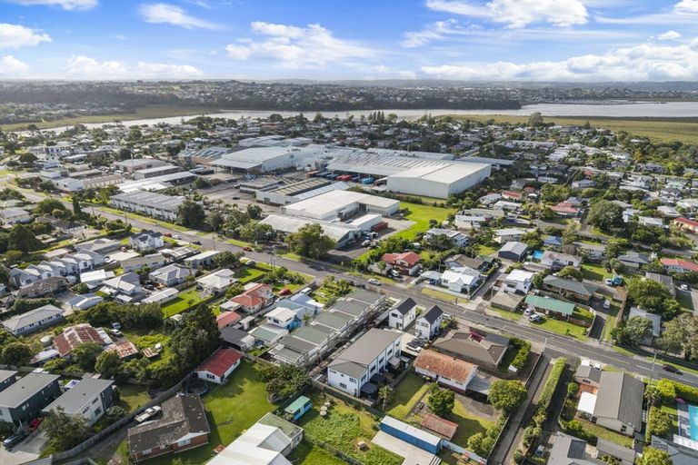 Photo of property in 7/69 Wharf Road, Te Atatu Peninsula, Auckland, 0610