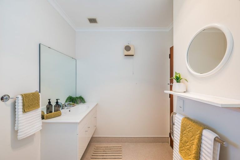 Photo of property in 15 Kohekohe Road, Waikanae, 5036