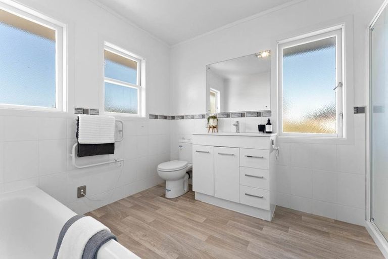 Photo of property in 28 London Street, Te Atatu Peninsula, Auckland, 0610