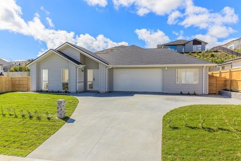 Photo of property in 18 Syd Grant Crescent, Orewa, 0931