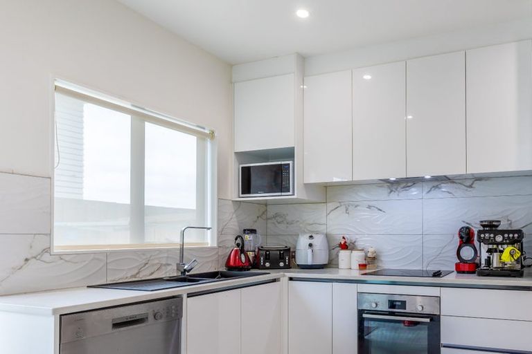 Photo of property in 10/66 Clayburn Road, Glen Eden, Auckland, 0602