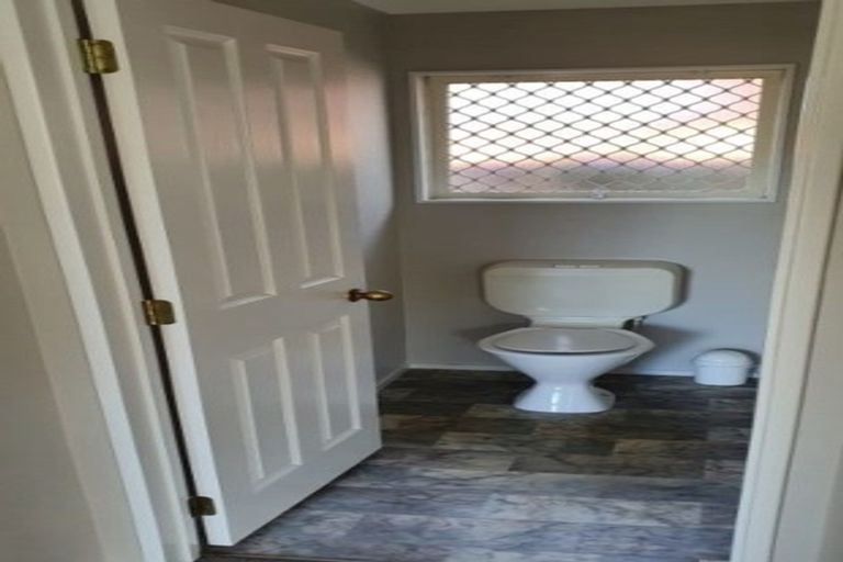 Photo of property in 1/2 Doment Crescent, Orewa, 0931