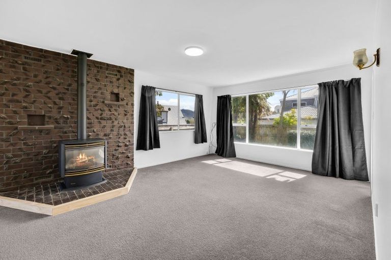 Photo of property in 3 Rika Place, Kawaha Point, Rotorua, 3010